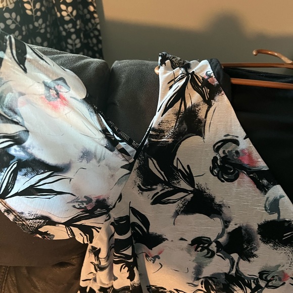 Pretty Black/Pink/flower design on a white background Cold shoulder Top. Size 3X - Picture 3 of 4